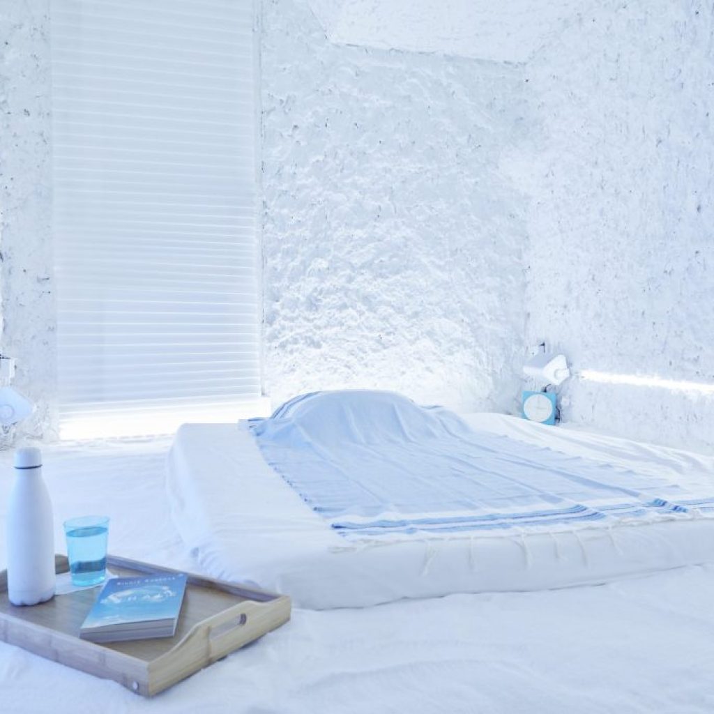 Sala de sal con cromoterapia blanca en ESPAI BO Barcelona