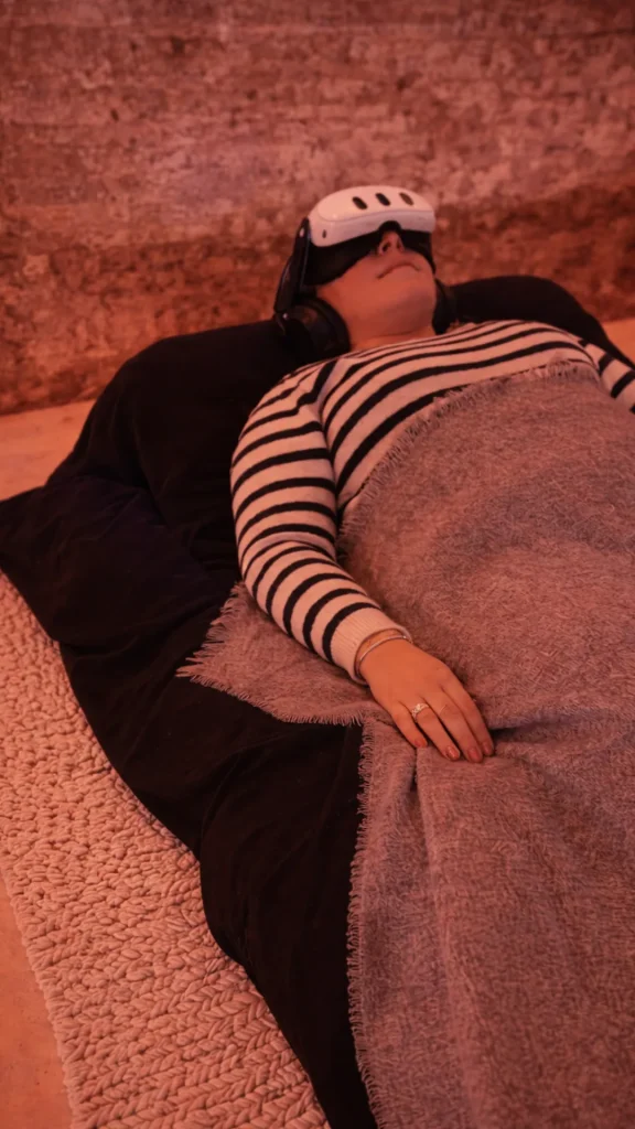 Persona en experiencia inmersiva de relajación con realidad virtual en ESPAI BO Barcelona